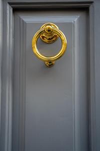 巴里CASA ALMIKA PRINCIPE AMEDEO的白色门上的金门把手