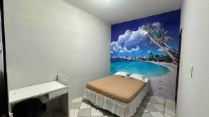 特雷西纳Casa Piauí Hostel的卧室的墙上挂有海滩壁画