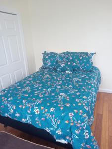 斯克内克塔迪One bedroom with free parking的一张带蓝色床罩的床,上面有鲜花