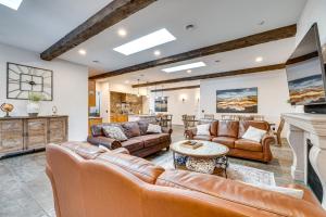 East WenatcheeEpic East Wenatchee Home with Hot Tub and Game Room!的客厅配有皮革家具和壁炉