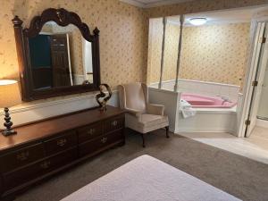FennimoreFenway House Hotel的浴室设有镜子、椅子和梳妆台