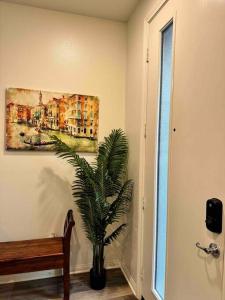 唐尼Vacation or Business trip的走廊上挂有植物和墙上的绘画作品