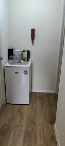 伦敦Wembley house的小厨房配有冰箱和微波炉。