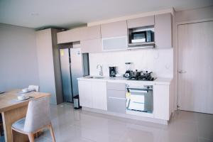 巴兰基亚Apartaestudio Luxur en Barranquilla的厨房配有白色橱柜和微波炉