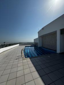 巴兰基亚Apartaestudio Luxur en Barranquilla的建筑物屋顶上的游泳池