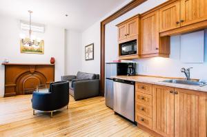 魁北克市上城公寓的厨房配有水槽和台面