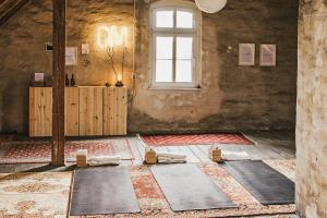 Alte Schule Brandenburg的地板上设有瑜伽垫的房间