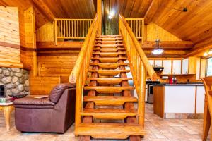 帕克斯维尔Riverbend Cottage & RV Resort的小屋内的楼梯,配有沙发和厨房