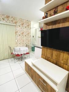 波苏斯-迪卡尔达斯Apartamento Aconchegante Centro de Poços de Caldas的一间带桌子的厨房和一间餐厅