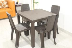 基布多APARTAMENTO CESAR CONTO的一张桌子和两把椅子以及一张桌子和一张沙发