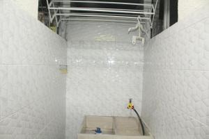 基布多APARTAMENTO CESAR CONTO的白色瓷砖浴室设有软管淋浴