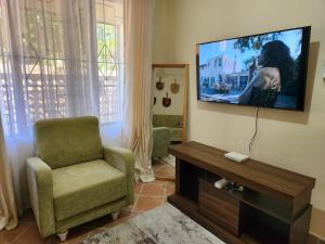 基利菲Cosy Living near Bofa Beach的客厅配有椅子和平面电视