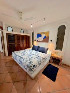 巴亚尔塔港Marboka Hotel & Suites的一间卧室配有一张大床和一张桌子