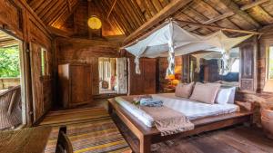 Aimbuei BayRatua Private Island Resort的一间卧室配有一张带天蓬的床