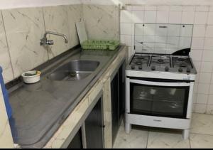 Hostel Brasil Recife的厨房或小厨房