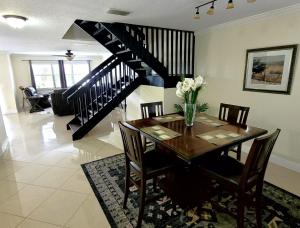 波因顿海滩Cozynest2的一间带桌子和楼梯的用餐室