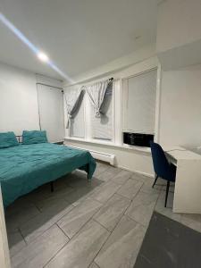 帕特森SUITE Dreams CARROLL 11的一间卧室配有一张床、一张书桌和两个窗户。