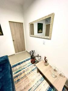 卡利BRR LIMONAR - Nuevo, Cómodo y hermoso aparta estudio 301的客厅配有镜子和桌子