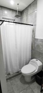 Cuatrociénegas de CarranzaVagón Resort的一间带卫生间和淋浴帘的浴室