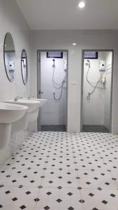 华欣Captain Joe Cafe & Hostel的浴室设有2个水槽和2面镜子