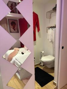 圣布里厄Honey Room22的小房间设有床和卫生间