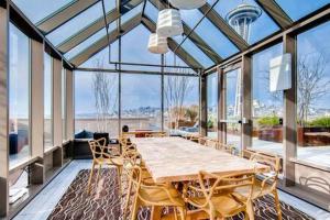 西雅图Speechless In Seattle - #1 Location - 2BR - Free Parking - VR1的一间带桌椅和窗户的用餐室