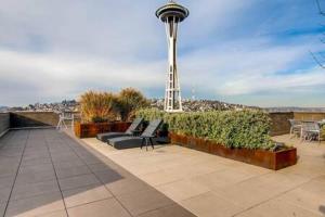 西雅图Speechless In Seattle - #1 Location - 2BR - Free Parking - VR1的一个带椅子的庭院和一个位于后面的钟楼