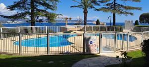 泰晤勒·苏尔·梅尔La Toquade的围绕着一个海洋的游泳池设置的围栏