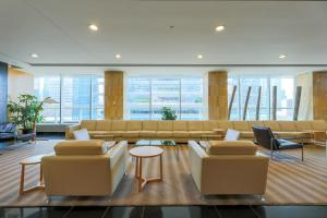 多伦多Skyline Elegance Condo的带沙发和桌子的客厅以及窗户。