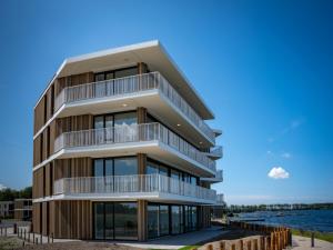 阿讷默伊登Spacious waterfront apartment的公寓大楼设有阳台和水面