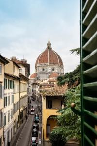 佛罗伦萨大教堂露台景观顶楼公寓的享有带圆顶建筑的城市美景