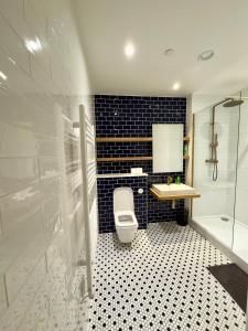 伦敦Amazing Cosy Apartment, Next to O2 Arena and close to London Excel, Secure Parking的浴室配有卫生间、盥洗盆和淋浴。