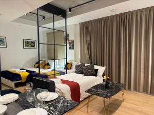 伦敦Amazing Cosy Apartment, Next to O2 Arena and close to London Excel, Secure Parking的客房设有床、沙发和桌子。