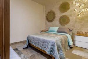 SanteaguedaCipressi Spectacular Italian Tuscan style loft的一间卧室设有一张床和一面墙