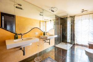 佛罗伦萨大教堂露台景观顶楼公寓的一间带两个盥洗盆和淋浴的浴室