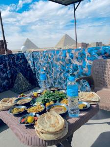 开罗Horus Pyramids Inn的一张桌子,上面放着食物和瓶装水