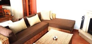 AlomartesEl Mirador de Pablo, casa con patio privado的客厅配有带枕头的棕色沙发
