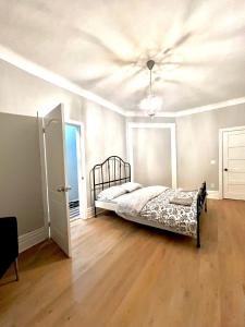 多伦多O Canada Guest House的一间卧室设有一张床和天花板