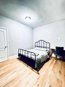 多伦多O Canada Guest House的一间卧室配有一张床和一把椅子