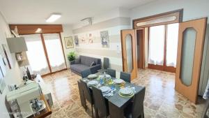 Angolo Terme20 VENTI的客厅配有桌子和沙发