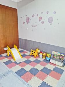 居銮23 Sri Kluang HomeStay - Up to 15pax的一间儿童房,地板上配有玩具