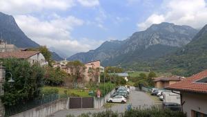Angolo Terme20 VENTI的把汽车停在一个有山的停车场的城镇