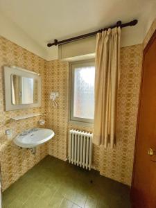 皮尔斯亚Hotel Ristorante La Sorgente的一间带水槽和窗户的浴室