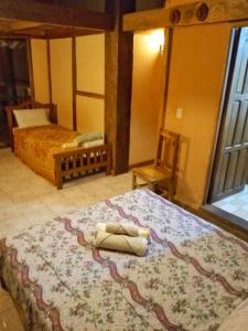 萨迈帕塔Peña Alta Samaipata的一间卧室配有带毛巾的床