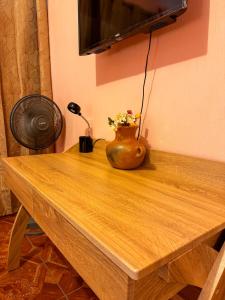 帕纳哈切尔Casa Esperanza的一张木桌,上面有花瓶