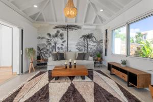 黎明海滩Oceanview Luxury Villa Escape的客厅配有沙发和桌子