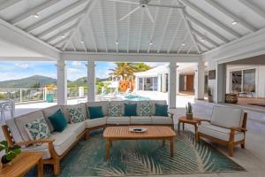 黎明海滩Oceanview Luxury Villa Escape的客厅配有沙发和桌子
