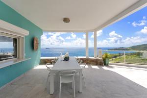 黎明海滩Oceanview Luxury Villa Escape的一间配备有桌子的海景用餐室