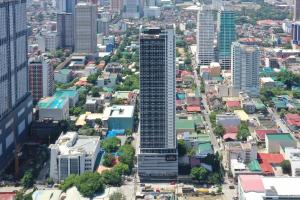 马尼拉The Suites at Torre Lorenzo Malate - Managed by The Ascott Limited的城市空中景观高楼