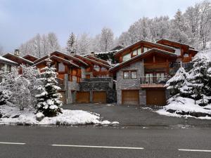 圣马丁德贝尔维尔Chalet Beaufort的地面上积雪的大房子